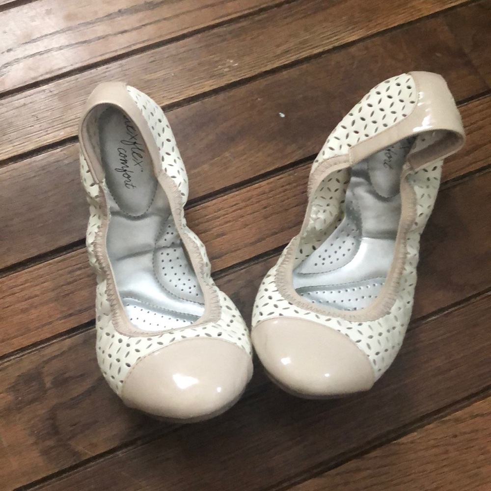 Dexflex Comfort, White and Beige Flats.